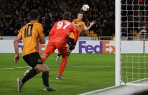 Diogo Jota de Wolverhampton Wanderers marca su primer gol.