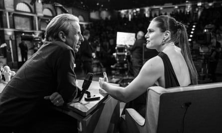 Seth Meyers talks with Ilona Maher during a commercial break.