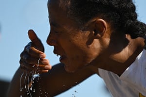 Sifan Hassan splashes water on her face