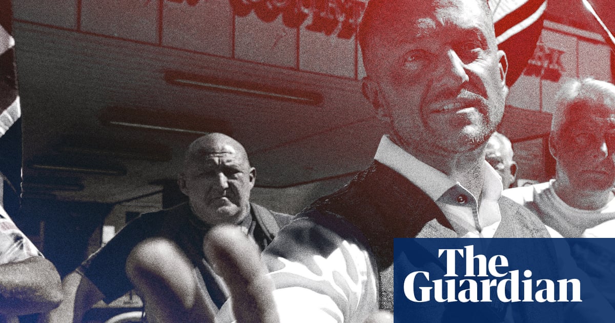 ‘त्याच्यासारखे वेषभूषा करणारे डॉजी अगं’: दूर-उजव्या कार्यकर्त्याच्या मागे टीमला भेटा टॉमी रॉबिन्सन | टॉमी रॉबिन्सन ‘त्याच्यासारखे वेषभूषा करणारे डॉजी अगं’: दूर-उजव्या कार्यकर्त्याच्या मागे टीमला भेटा टॉमी रॉबिन्सन | टॉमी रॉबिन्सन