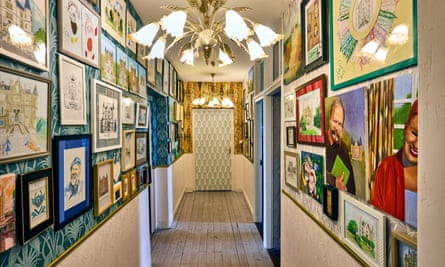 Temple de la renommée : un couloir rempli de fan art envoyé à la famille.
