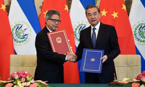 El Salvador’s foreign minister Carlos Castaneda shaking hands with China’s foreign minister Wang Yi