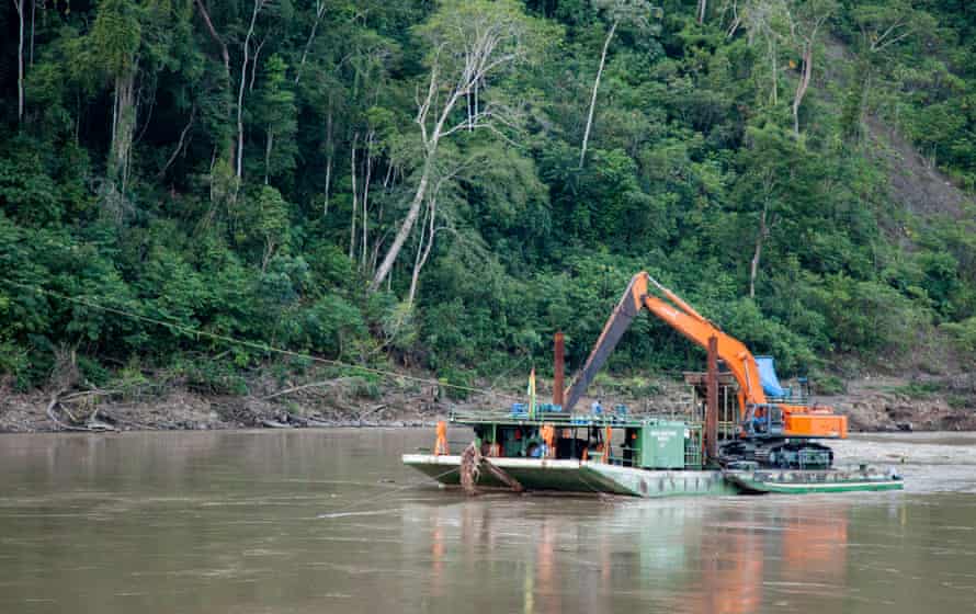 Una draga operando en un río.