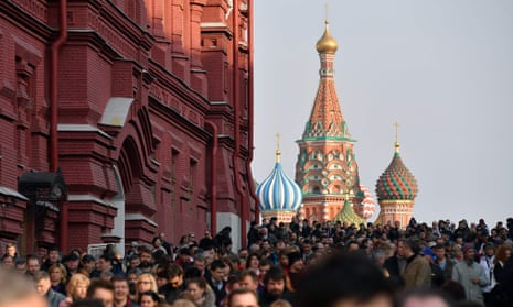 Crowds gather in Moscow to commemorate the victims of the St Petersburg attack.