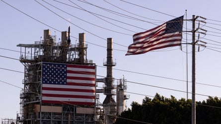 The ConocoPhillips refinery pinch 2 US flags successful foreground