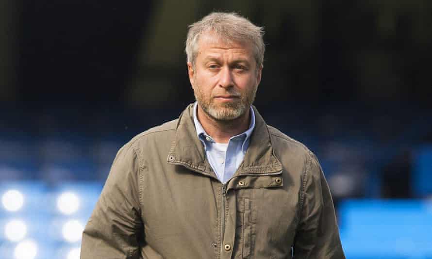 Roman Abramovich, proprietario del Chelsea Football Club, è tra coloro che dovranno affrontare la confisca dei propri beni senza indugio se l'emendamento all'Economic Crimes Act verrà approvato.
