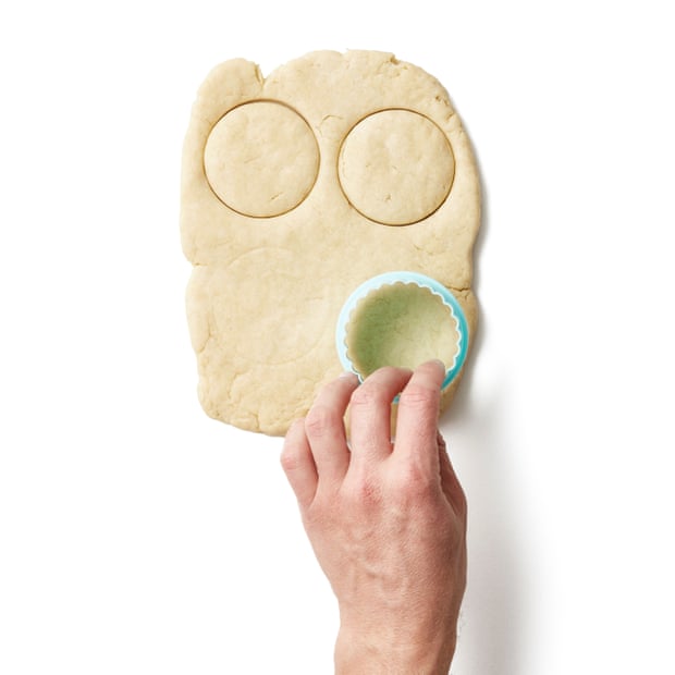 Cut out discs of dough of about 15mm thick and 6cm wide.