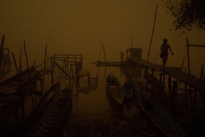 Indigenous community on the banks of Kapuas river in thick haze