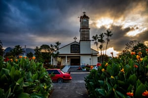 This is one of my favourite photos of my trip. This shot sums up well the Costa Rica I have seen: a beautiful, colourful country, with an abundance of classic Spanish-colonial churches and architecture – and a love for their cars! Pura Vida!
