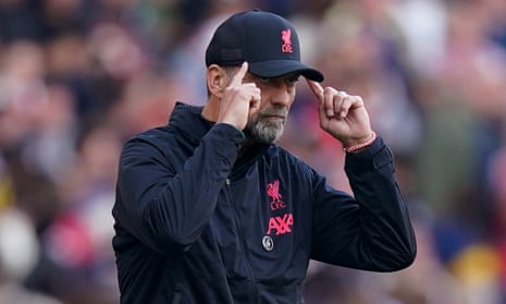 Arsenal v Liverpool: Premier League – live | Premier League 5 Jurgen Klopp pointing at his head