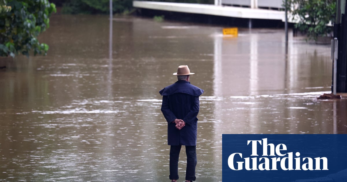 More than 330,000 buildings without power as ex-Tropical Cyclone Alfred brings dangerous rain and winds | Tropical Cyclone Alfred More than 330,000 buildings without power as ex-Tropical Cyclone Alfred brings dangerous rain and winds | Tropical Cyclone Alfred