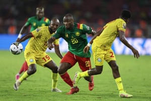 Knepe Ganago fights for the ball with Shimeket Gugesa and Suleman Hamid of Ethiopia.