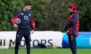 Ben Youngs comparte una broma con el entrenador en jefe de Inglaterra Eddie Jones durante el entrenamiento.