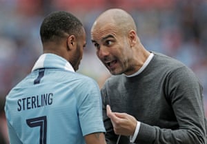 El manager del Manchester City, Pep Guardiola, regaña a Raheem Sterling a pesar de haber anotado dos veces durante la derrota por 6-0 de Watford en la final de la Copa FA en Wembley.