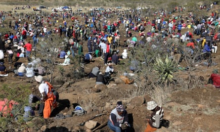 Hundreds of people digging holes
