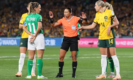 Referee Edina Alves.