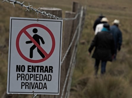 A sign on a fence reads ‘No entry, private property’ in Spanish