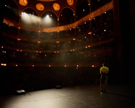 Medini stands on stage at Théâtre du Châtelet.