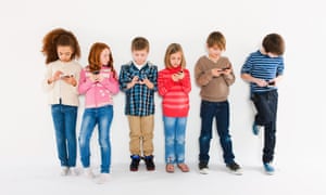 children using smartphones