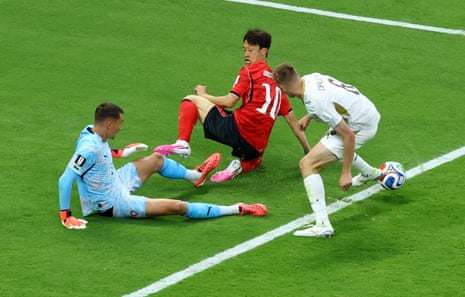 Lee Jae-sung goes close for Korea!
