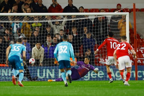 Morgan Gibbs-White dari Nottingham Forest mencetak gol ketiga mereka dari titik penalti.