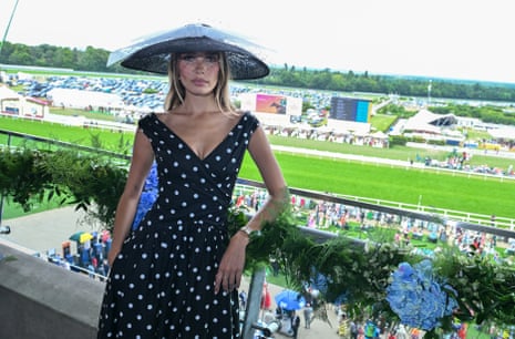 Η Hana Cross παρευρίσκεται στο Royal Ascot.