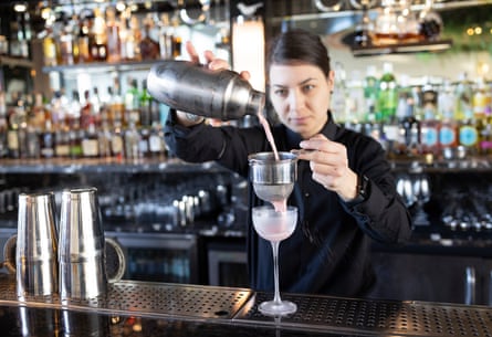 Le personnel du bar prépare des cocktails au Galvin at Windows.