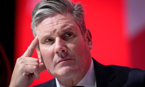 Labourledaren Sir Keir Starmer lyssnar på en talare på den tredje dagen av Labourpartiets konferens i Liverpool