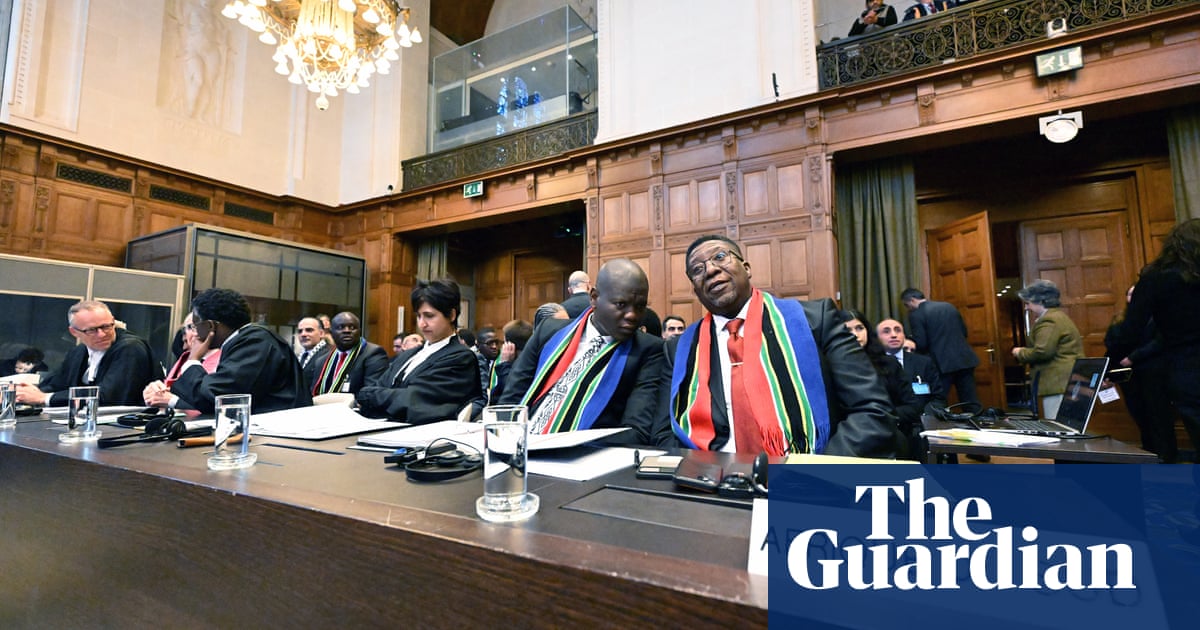 Дело започва в Хага като на съдиите са показани снимки