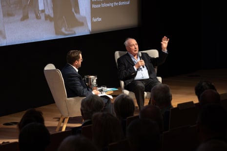 Paul Keating aparece conversando con Troy Bramston en Sydney el lunes.