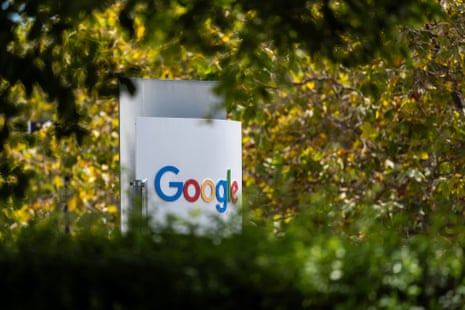 ป้าย Google ที่มีกรอบใบไม้สีเขียวเบลออยู่ด้านหน้า