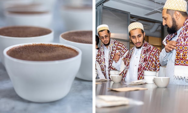 Foto uno: primer plano de café en tazas. Foto dos: tres granjeros yemeníes con traje tradicional.