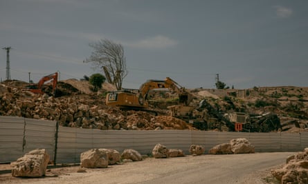 Una vista de una obra en construcción en Givat Hamatos