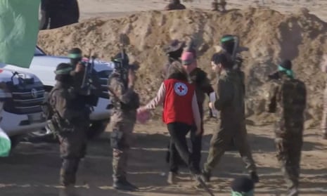 Ofer Kalderon near a Red Cross worker and Hamas militants during the handover