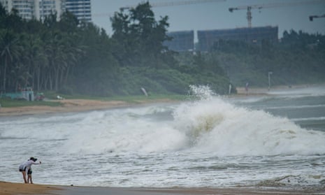 La gente ve grandes olas llegar a la costa cuando el tifón Talim se acerca en Boao, en la provincia de Hainan, en el sur de China, el 17 de julio de 2023.