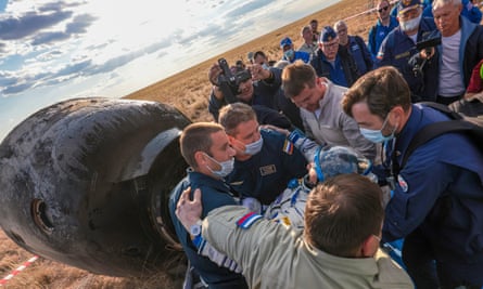 Рятувальники допомагають російському космонавту Сергію Прокоп'єву вибратися з капсули 