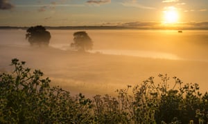 Sonnenaufgang über dem Naturschutzgebiet Elmley Marshes auf der Isle of Sheppey.