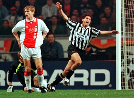 Nicola Amoruso célèbre après avoir marqué pour la Juventus lors d'une victoire 2-1 sur l'Ajax lors de leur demi-finale aller de la Ligue des champions 1997.