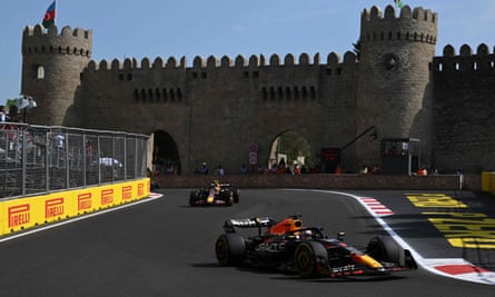 Max Verstappen dan rekan setimnya di Red Bull Sergio Pérez mengatur kecepatan di jalanan Baku.