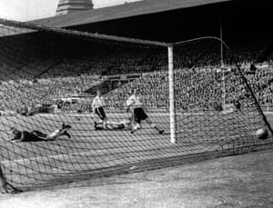 Harold Hassall deflects Mortensen’s shot into his own net for Blackpool’s equaliser.