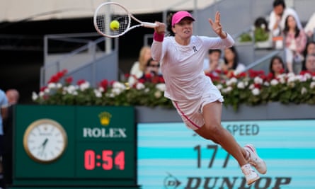 Iga Swiatek takes flight while contending with Aryna Sabalenka’s awesome power