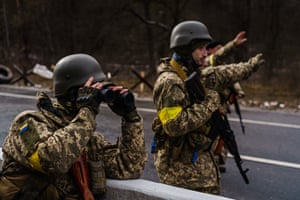 Russia-Ukraine war: halt to fighting agreed in cities including Mariupol, says Ukrainian deputy PM – live | World news 8 Ukrainian soldiers north of Kyiv.
