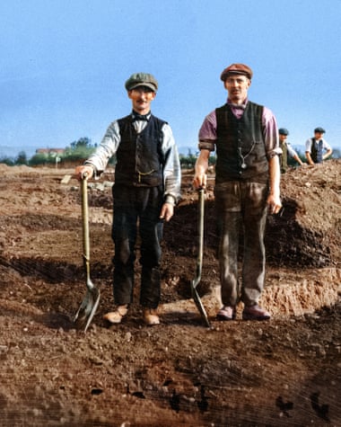 2 Edwardian labourers with spades
