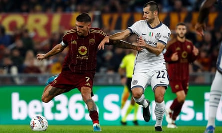 Roma's Lorenzo Pellegrini (left) tries to hold off Inter's Henrikh Mkhitaryan.
