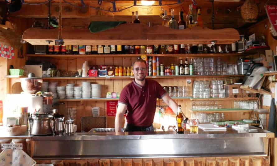 Kevin Siorpaes au bar de Rifugio Nuvolau, que sa famille a tenu pendant 47 ans jusqu'en 2020.