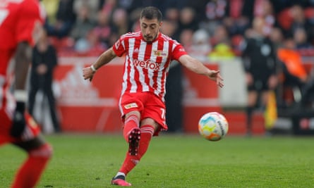 Josip Juranović mete un tiro libre en la red para adelantar al Union Berlin contra el Bochum