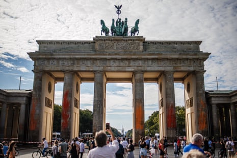 On the morning of 17 September 2023, members of the Last Generation climate group sprayed orange paint on the columns of Berlin’s Brandenburg Gate.
