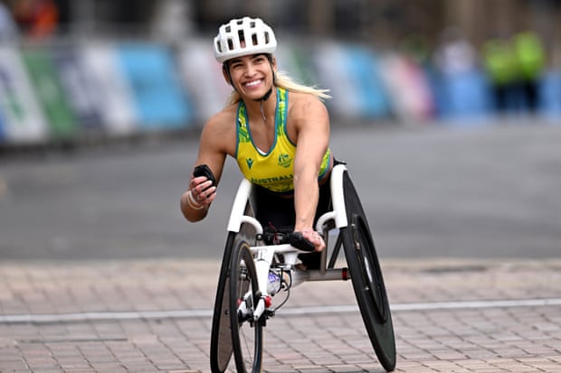 Madison de Rozario wins gold in the women’s T53/54 marathon.
