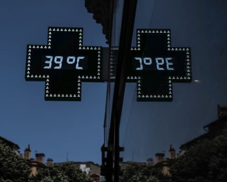 Athermometer in a chemist’s shop in Toulouse indicating a temperature of 39C.