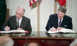 Mihhail Gorbachev and Ronald Reagan sign INF treaty in White House in 1987